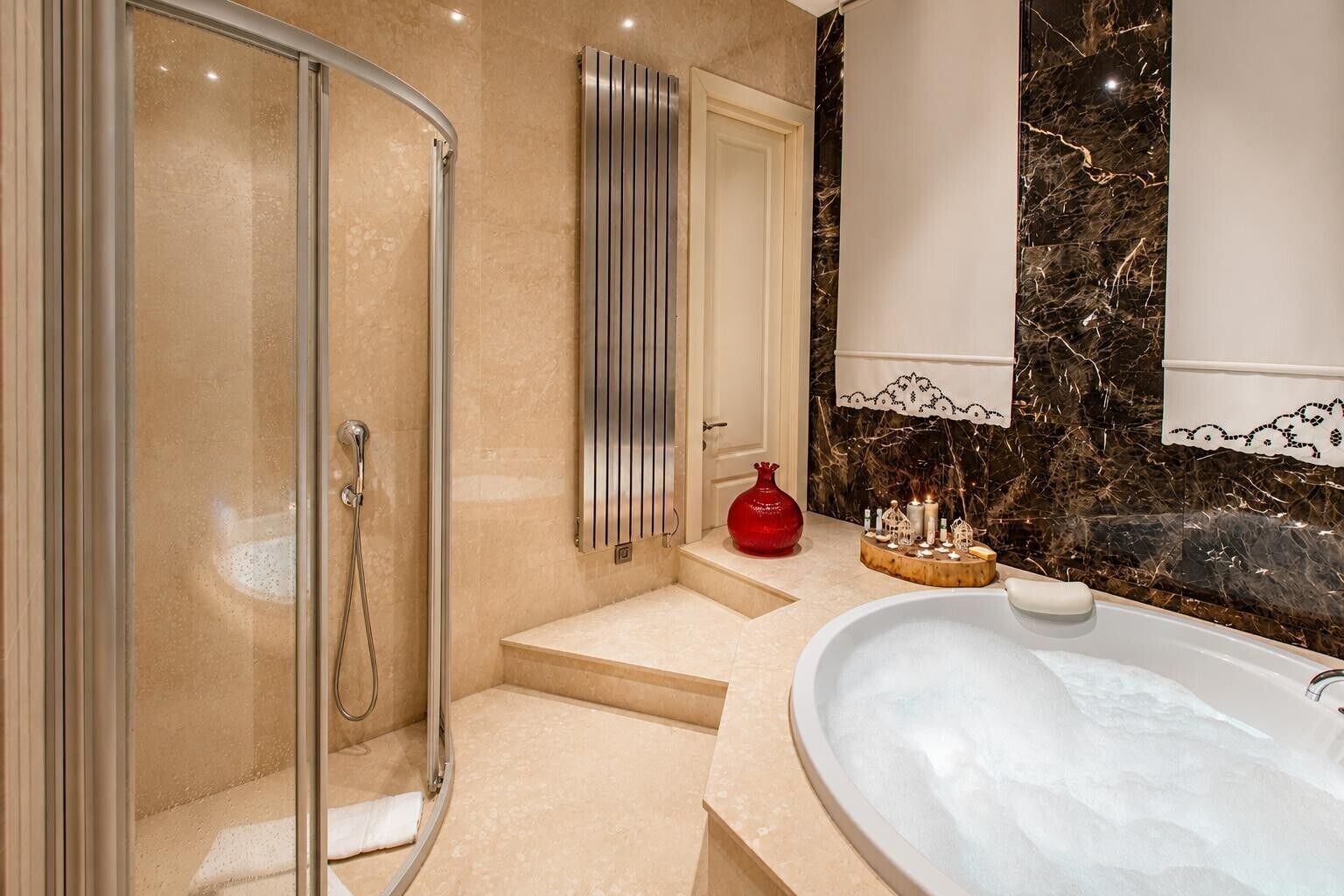 Deluxe Studio Suite | Bathroom | Free toiletries, hair dryer, bathrobes, slippers