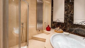 Deluxe Studio Suite | Bathroom | Free toiletries, hair dryer, bathrobes, slippers