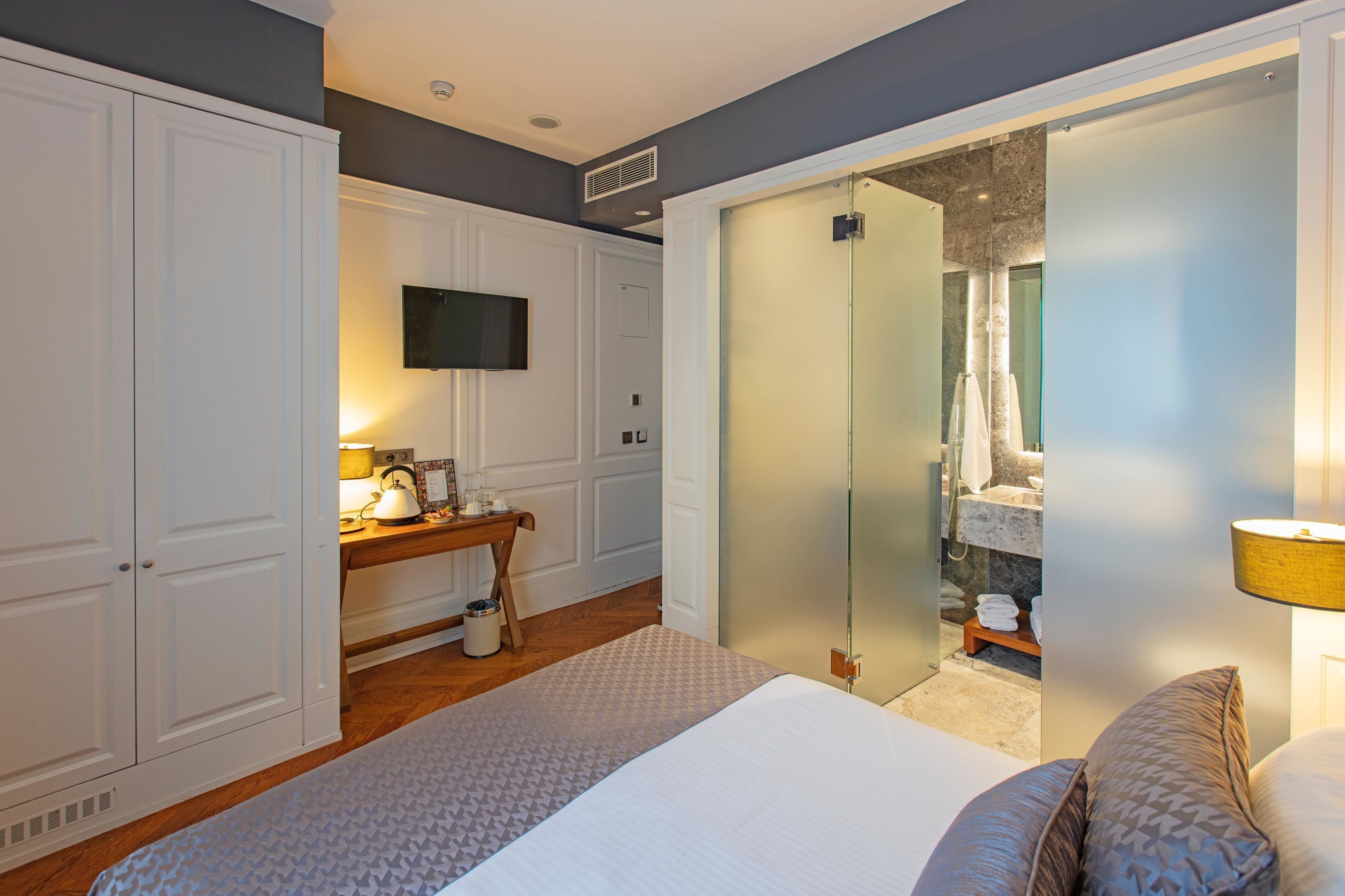 Premium bedding, in-room safe, desk, laptop workspace