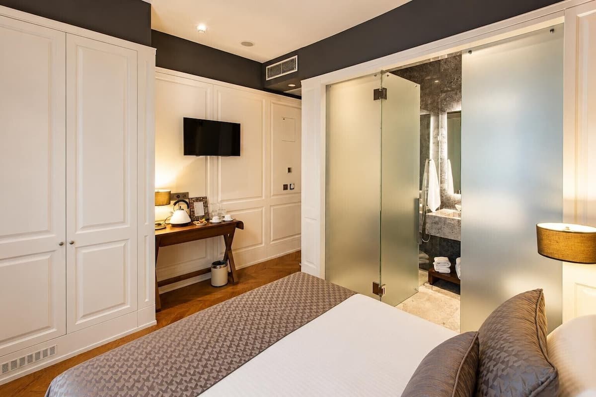 Quarto casal luxo | Roupas de cama premium, cofres nos quartos, escrivaninha