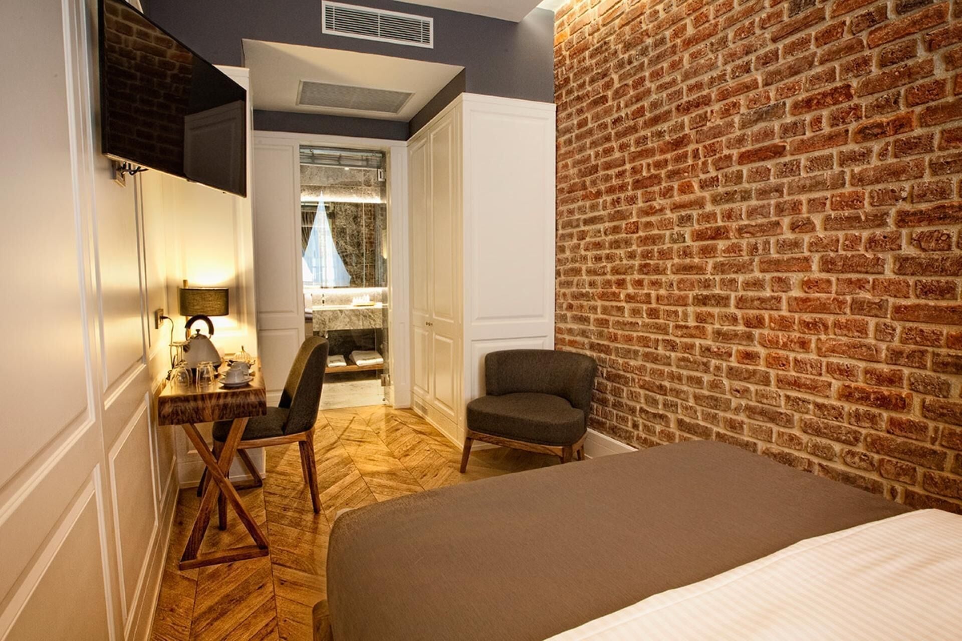 Economy Room, 1 Double Bed | Premium bedding, in-room safe, desk, laptop workspace