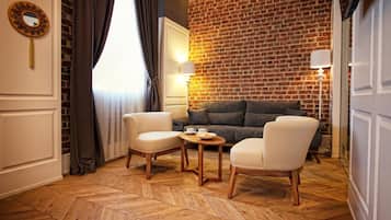 Suite, 1 cama King size y sofá cama | Ropa de cama de alta calidad y caja de seguridad en la habitación