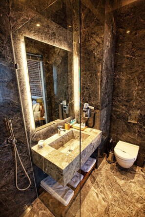 Shower, free toiletries, hair dryer, bathrobes - Hotel Miniature (Istanbul)