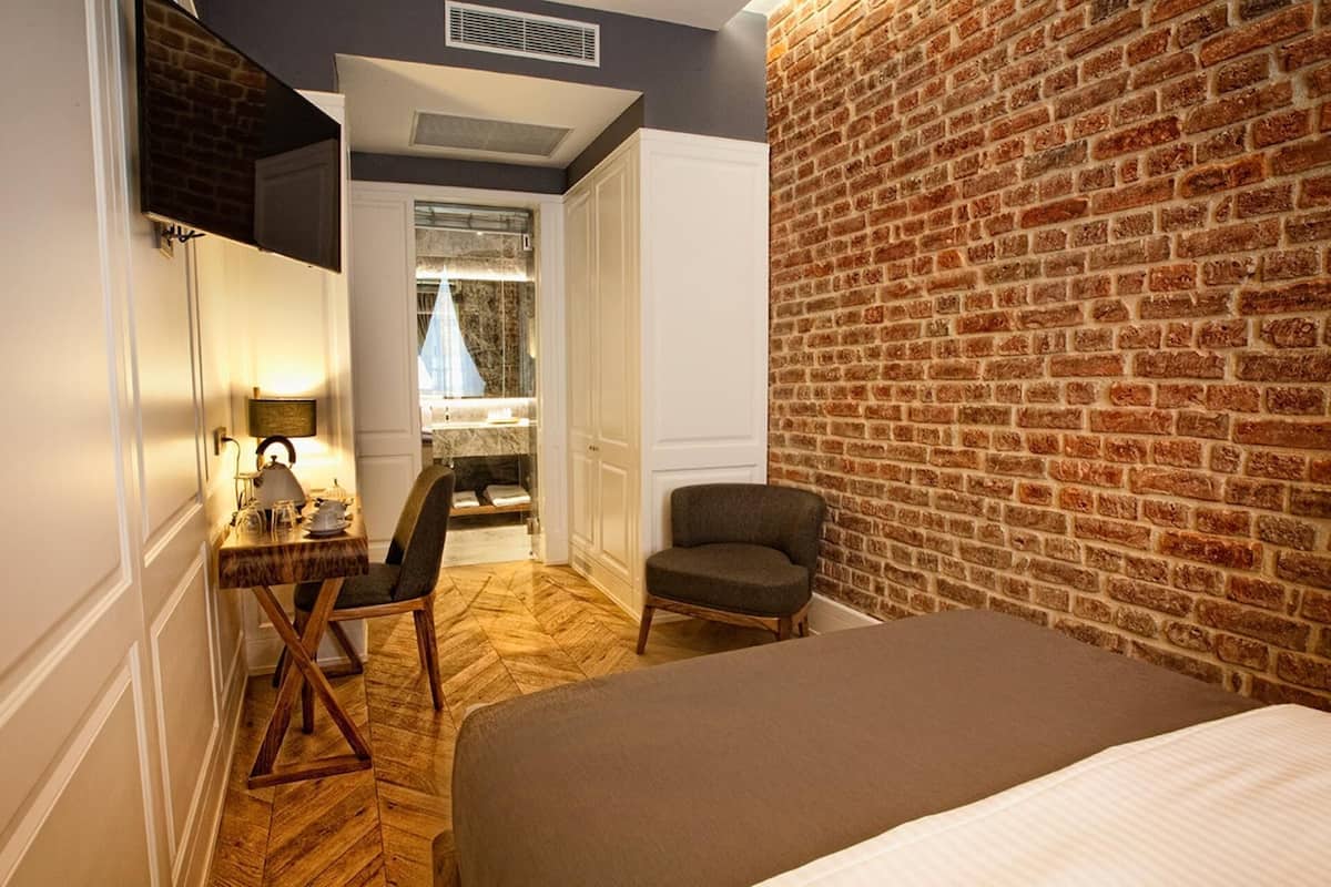 Premium bedding, in-room safe, desk, laptop workspace