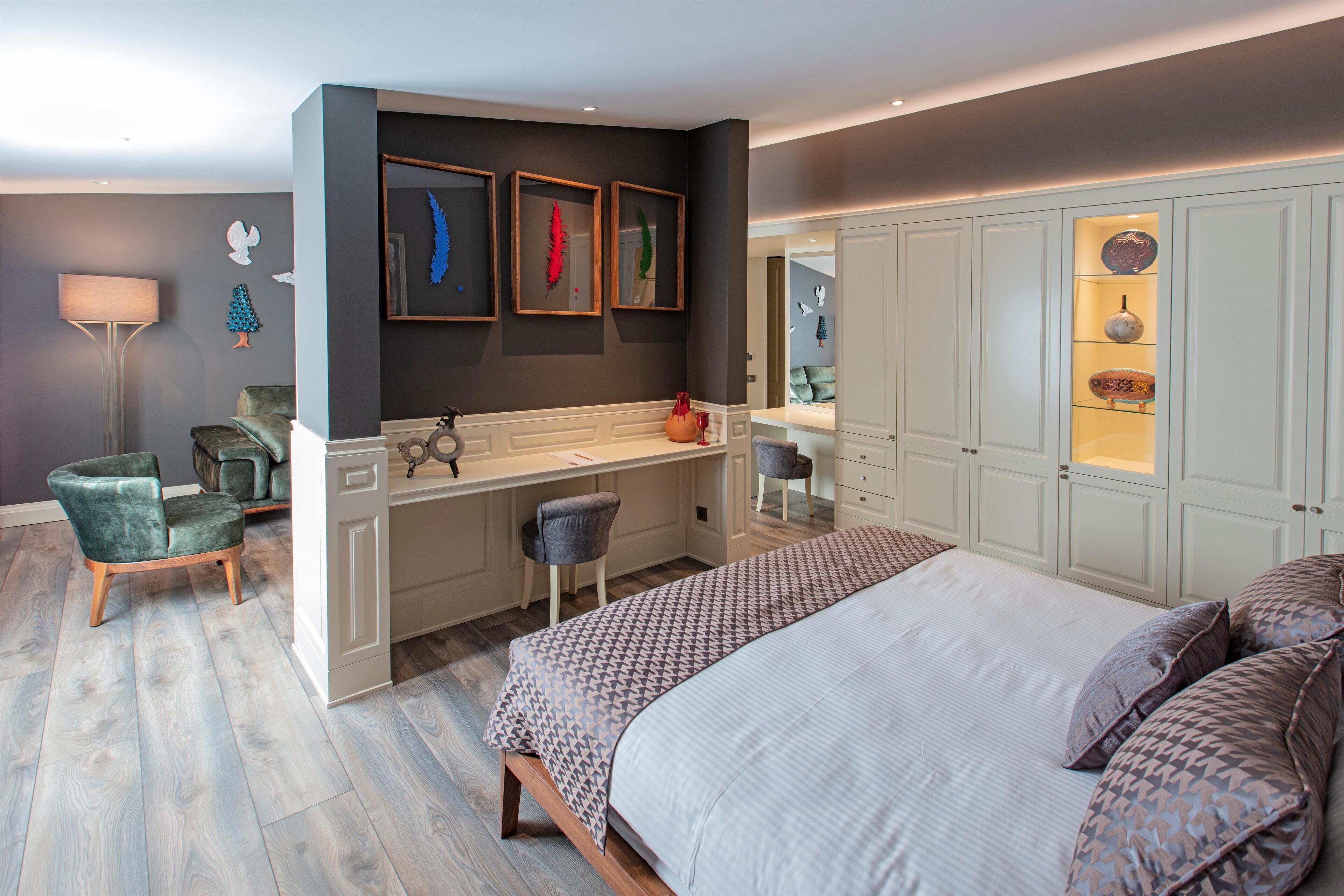 Deluxe Studio Suite | Premium bedding, in-room safe, desk, laptop workspace