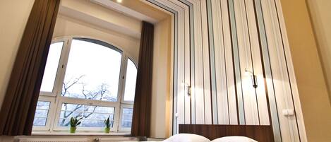 Coffres-forts dans les chambres, fer et planche à repasser