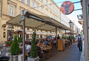 รับประทานอาหารกลางแจ้ง