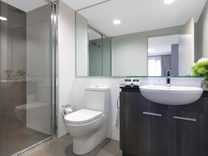 Amenidades de baño gratuitas, secadora de cabello, toallas, jabón 