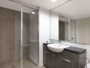 Kostenlose Toilettenartikel, Haartrockner, Handtücher, Seife