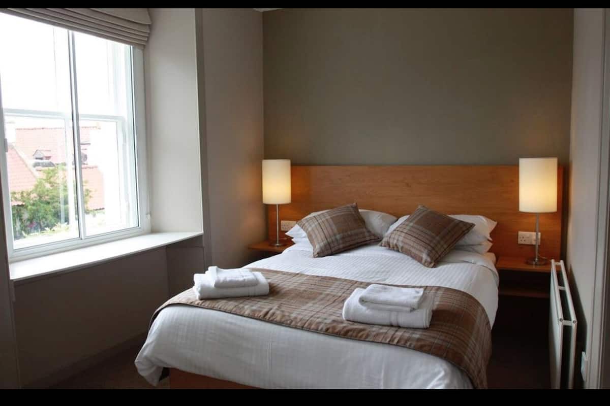 Habitación doble Confort, 1 cama matrimonial | Ropa de cama de alta calidad y decoración personalizada