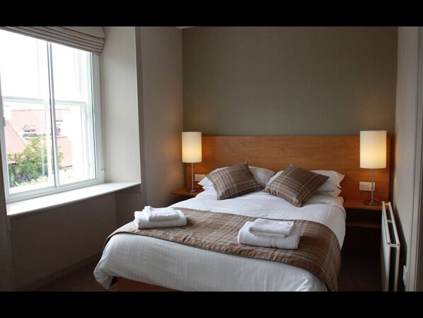 غرفة مزدوجة مريحة - سرير مزدوج | أغطية فراش متميزة وبديكورات فريدة لكل غرفة وطراز فريد لكل وحدة ومكتب