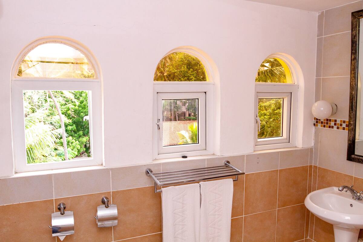 rainfall showerhead, free toiletries, hair dryer, towels