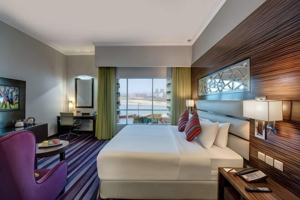 Minibar, in-room safe, individually decorated, individually furnished
