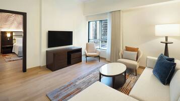 Executive Suite, 1 King Bed, Non Smoking, Pool View | Pool
