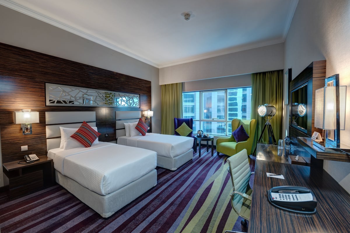 Deluxe Twin Room | Minibar, in-room safe, individually decorated, individually furnished