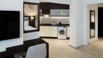 Superior Studio, 1 Double Bed | Private kitchen | Coffee/tea maker