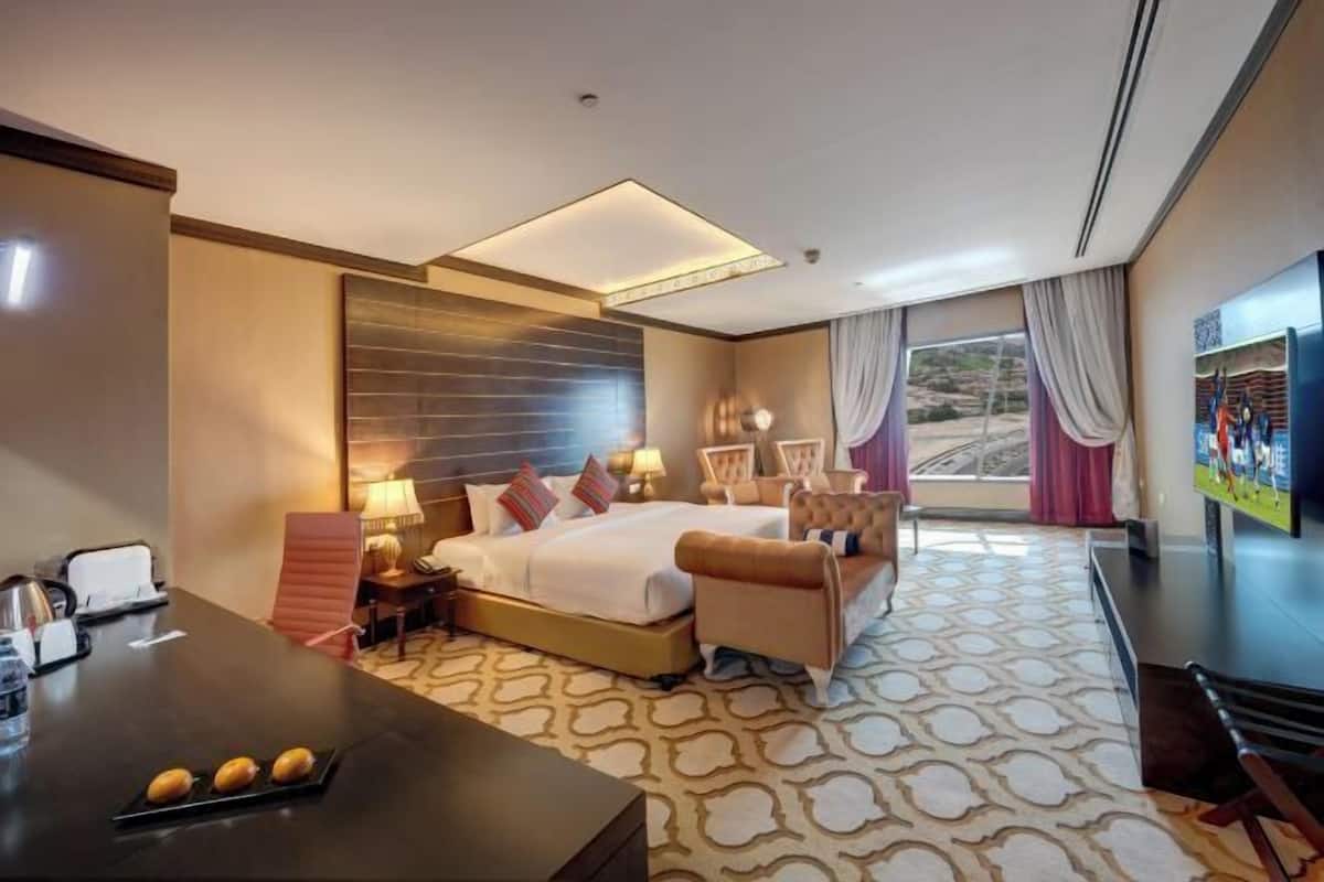 Minibar, in-room safe, individually decorated, individually furnished