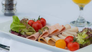 2 restaurantes; se sirve desayuno, almuerzo y cena; cocina internacional