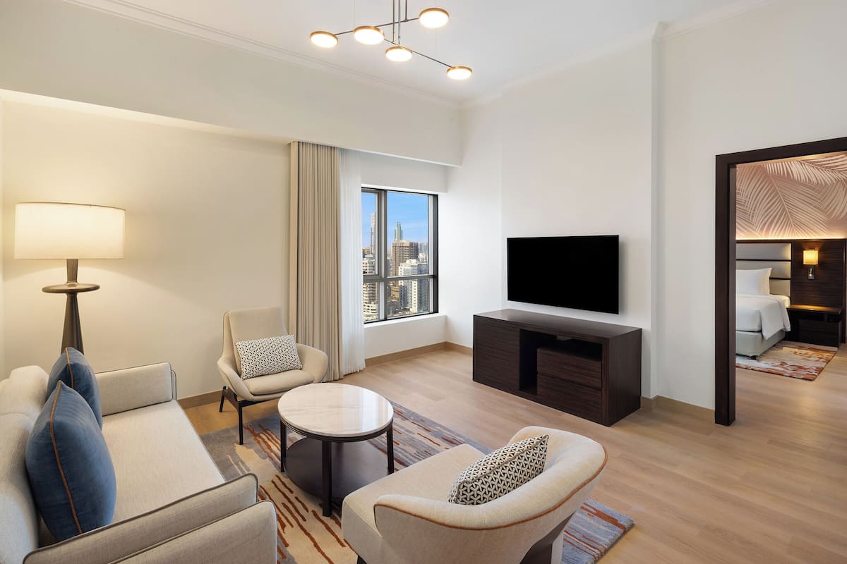 Suite ejecutiva (Business Lounge Access) | Área de sala de estar | Televisión LED