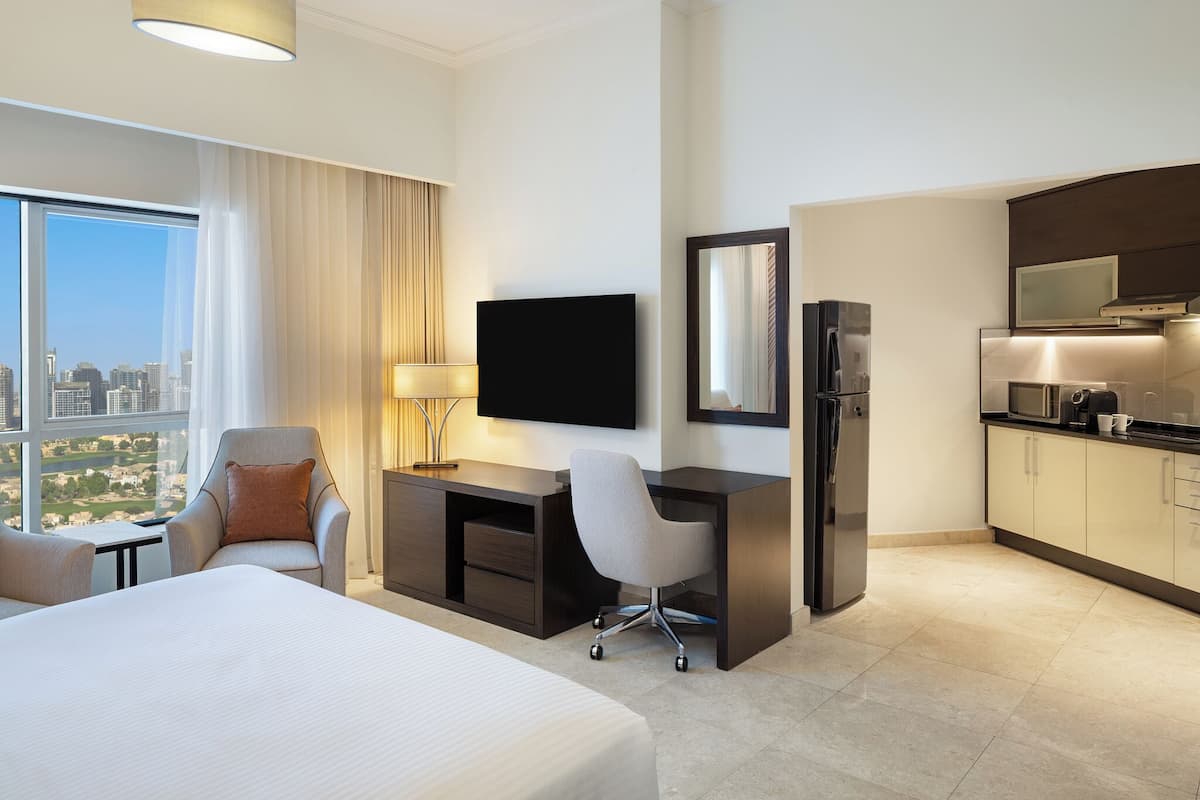 Estudio superior, 1 cama matrimonial | Minibar, caja de seguridad en la habitación y decoración personalizada