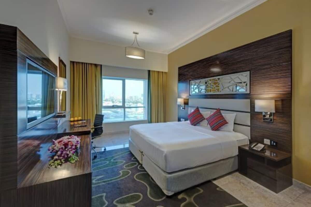 Minibar, in-room safe, individually decorated, individually furnished