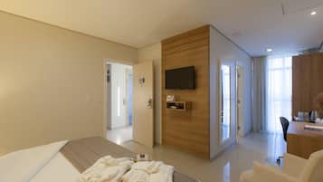 Frette Italian sheets, hypo-allergenic bedding, minibar, in-room safe