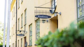 Un edificio con un cartel que dice 'Konferens' y otro cartel que dice 'Wärdshus'.