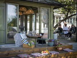 供应早餐、午餐和晚餐，地方菜