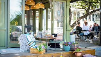 Breakfast, lunch, dinner served; local cuisine