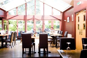 供应晚餐，地方菜