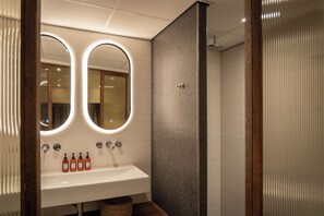 Deluxe tweepersoonskamer | Badkamer | Een douche, een regendouche, gratis toiletartikelen, een haardroger
