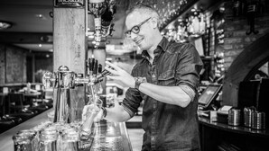 Een bar, een bartender bereidt drankjes.