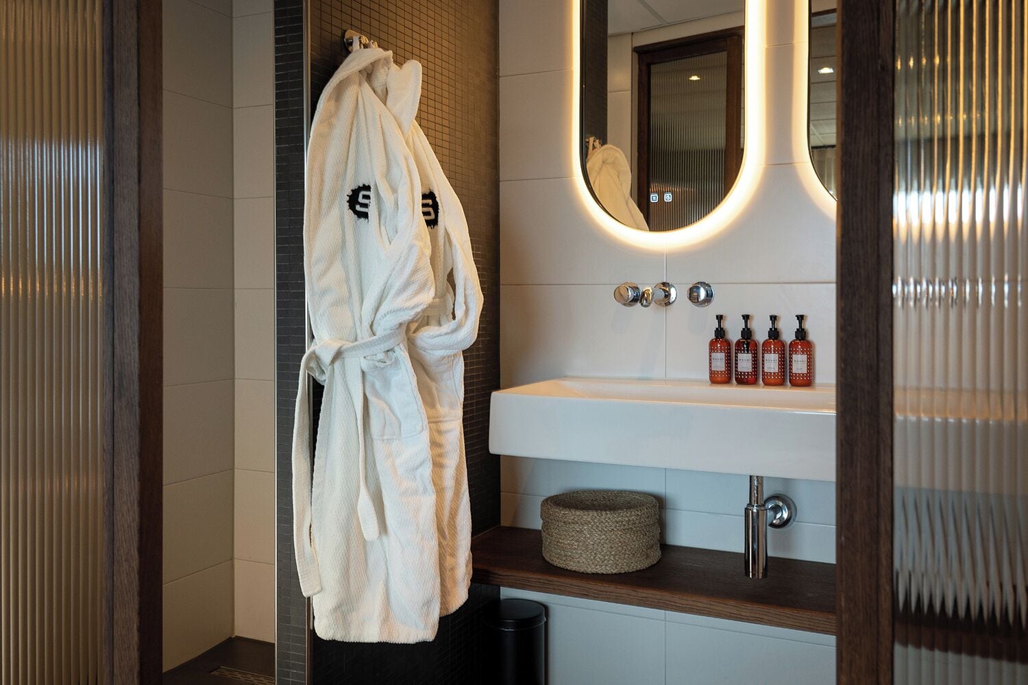 deluxe double room | bathroom | shower, rainfall showerhead, free toiletries, hair dryer