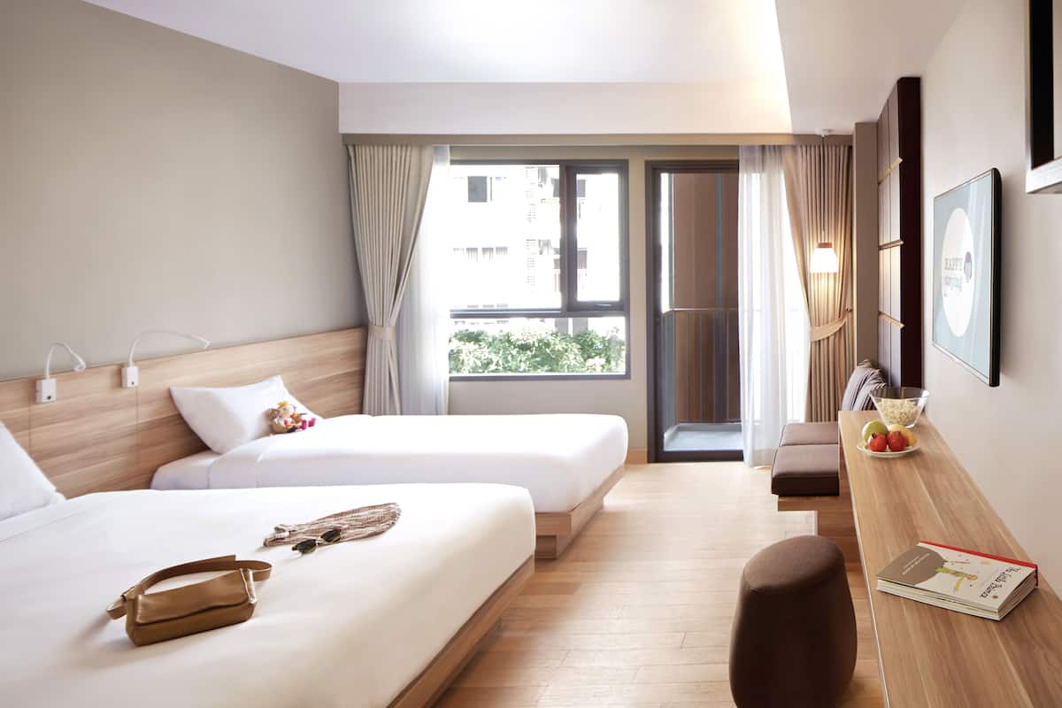 Room Type C - Triple Trip | Een kluis op de kamer, een bureau, een laptopwerkplek