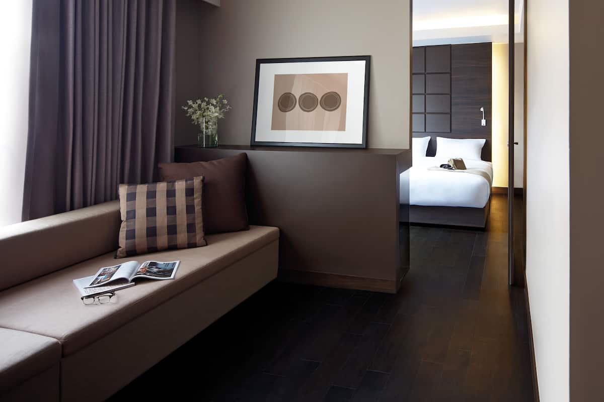 Room Type D- Suite Heart | Een kluis op de kamer, een bureau, een laptopwerkplek