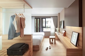 Standaard kamer | Een kluis op de kamer, een bureau, een laptopwerkplek