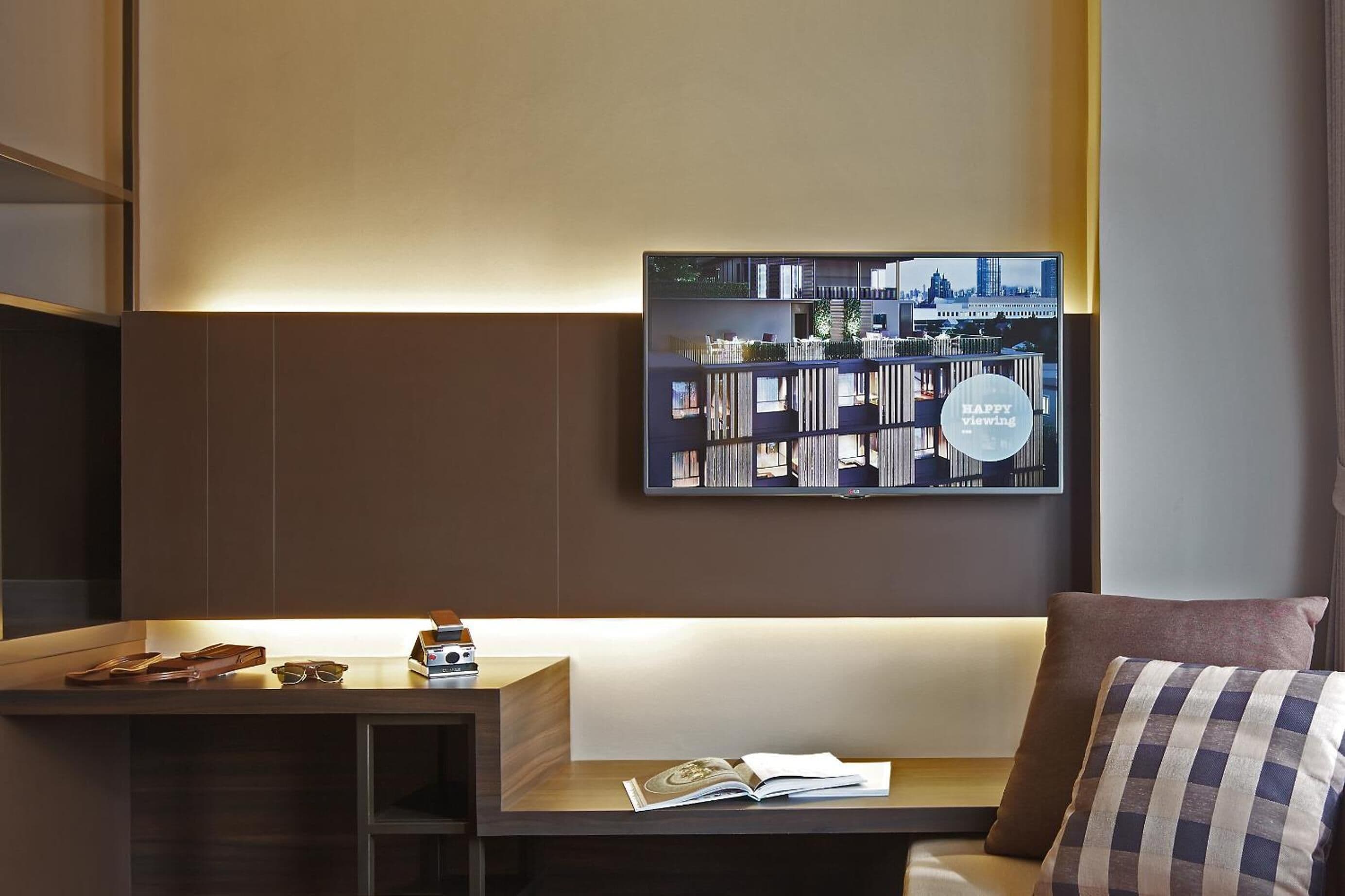 43-inch flat-screen tv with cable channels, tv