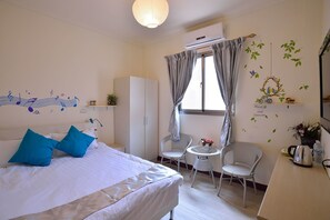 Skrivebord, blendingsgardiner, wi-fi (inkludert) og sengetøy