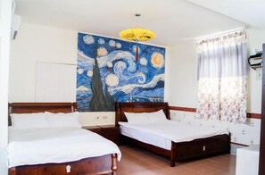 Desk, blackout drapes, free WiFi, bed sheets - Ding Ding B & B (Jinhu)