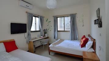 Triple Room, 1 Bedroom | Desk, blackout drapes, free WiFi, bed sheets