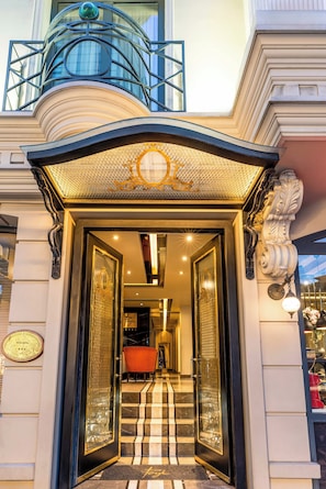 A grand entrance with a glass door, a staircase leading inside, and a plaque on the wall. - Peyk Hotel Sultanahmet (Istanbul)