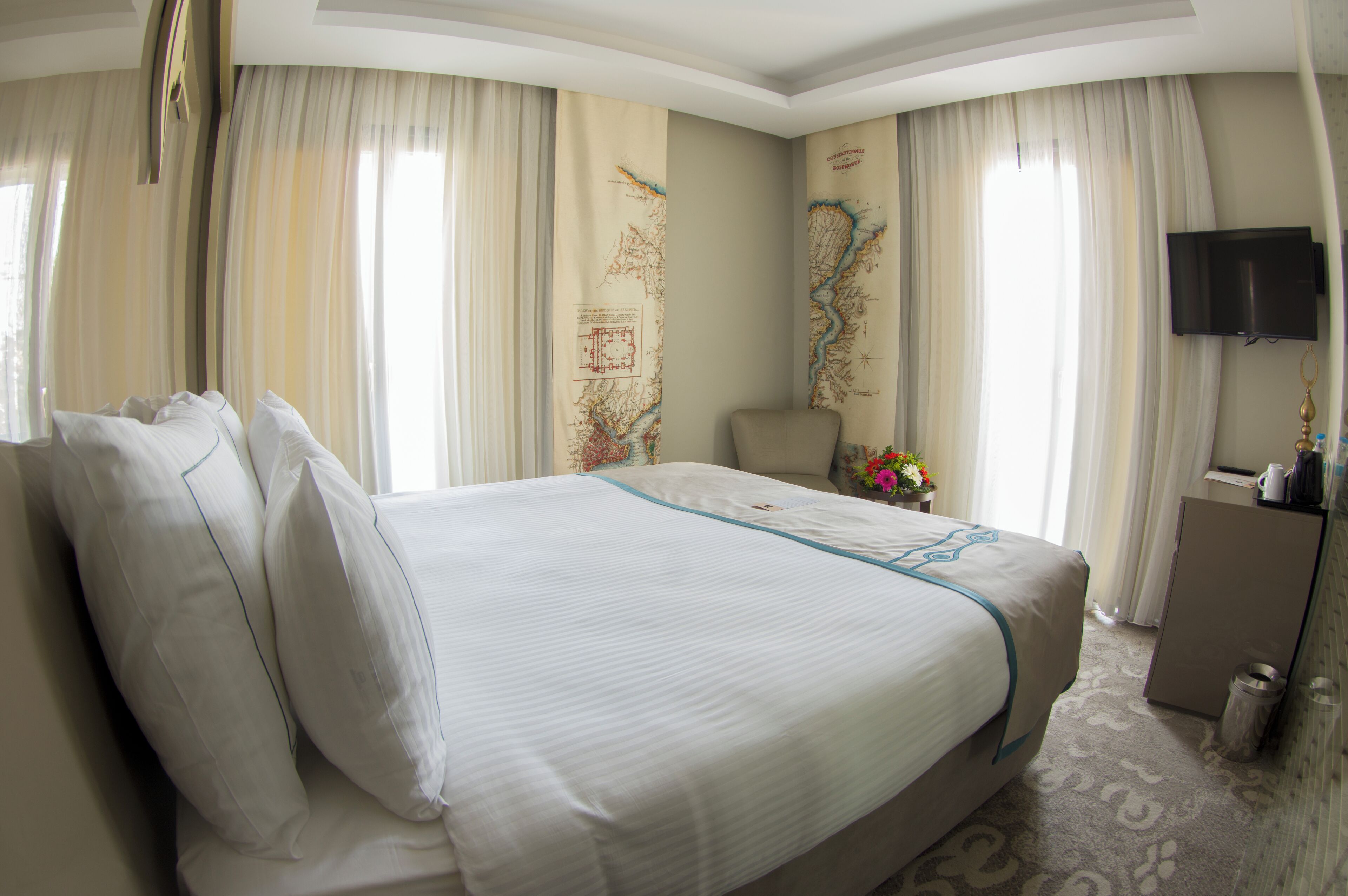 Deluxe-dobbeltværelse - terrasse - hjørneværelse | Premium-sengetøj, minibar, pengeskab på værelset, skrivebord