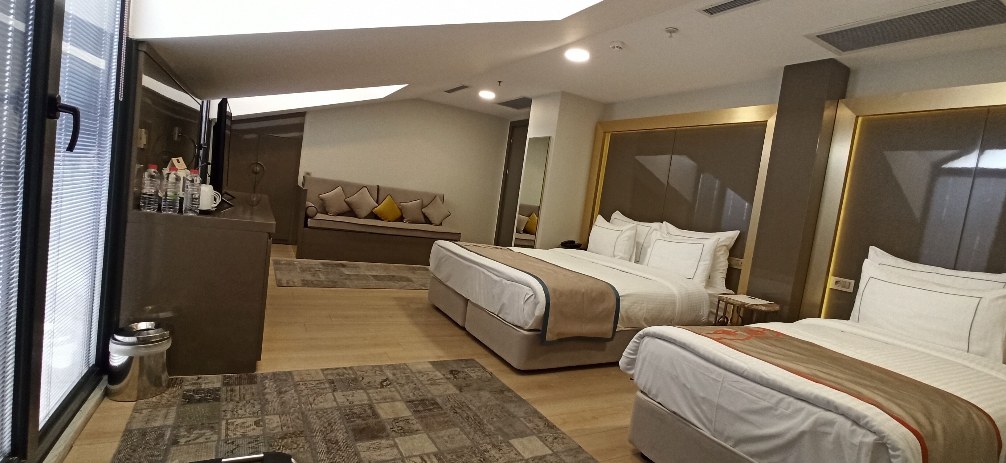 Familieloftsværelse - balkon | Premium-sengetøj, minibar, pengeskab på værelset, skrivebord