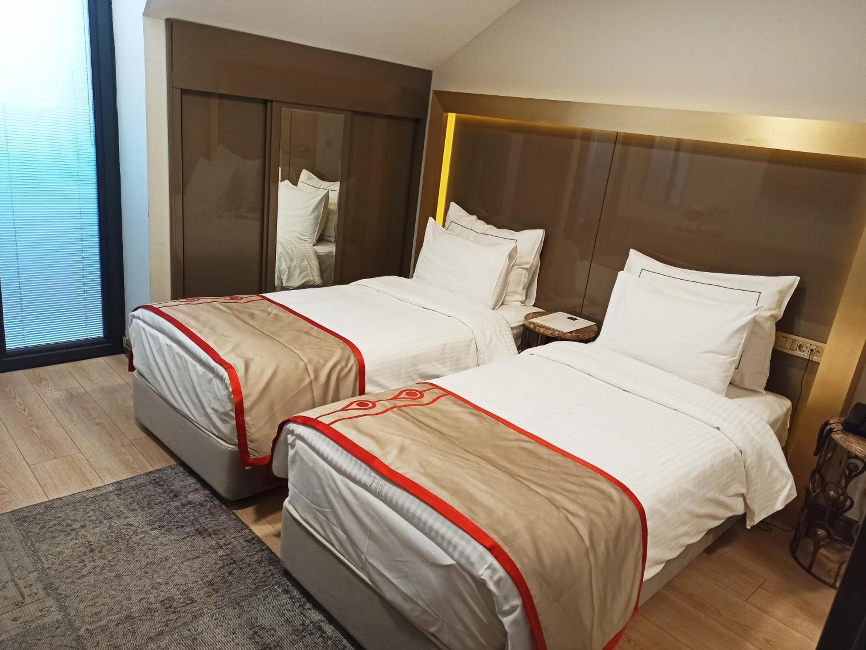 Ropa de cama de alta calidad, minibar, caja fuerte y escritorio