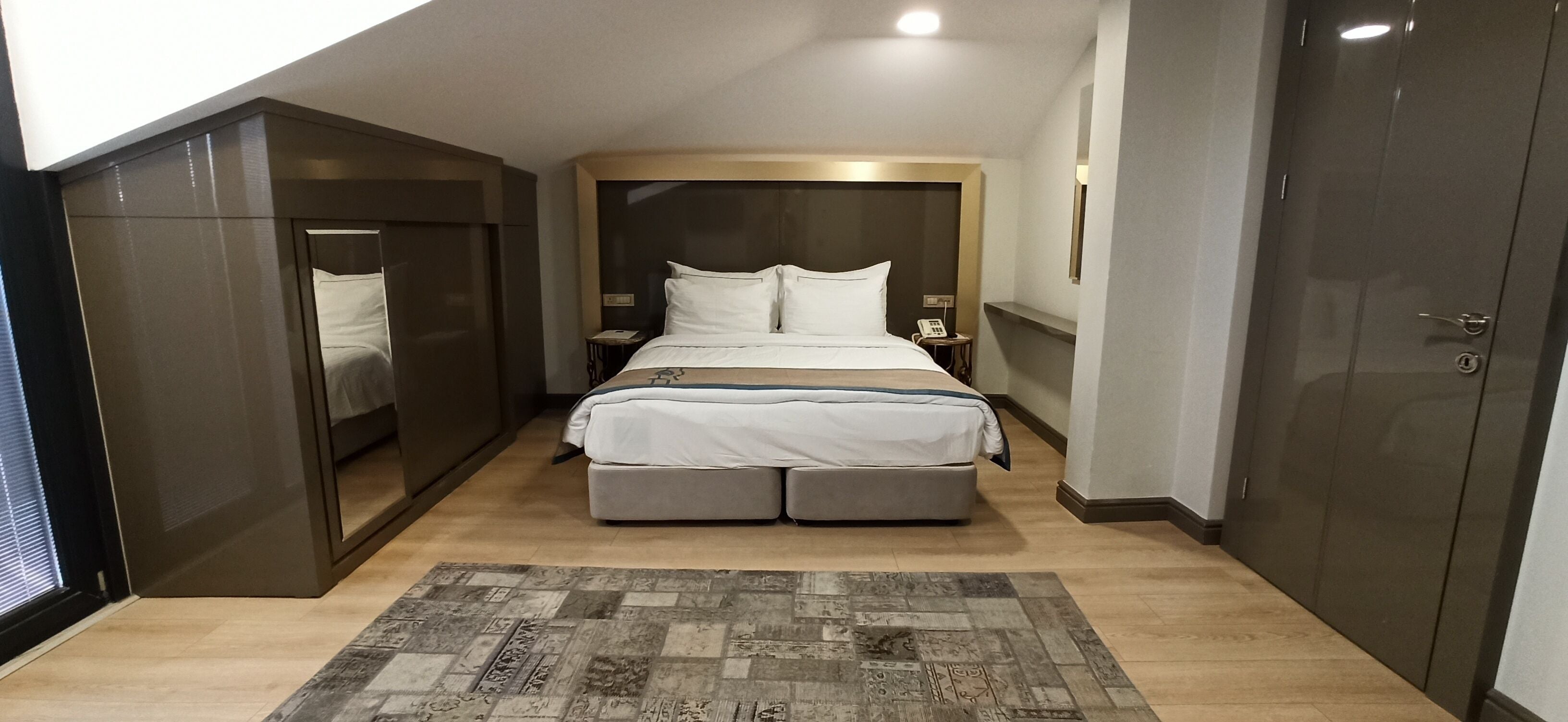 Family Room, Connecting Rooms, Balcony | Premium-sengetøj, minibar, pengeskab på værelset, skrivebord