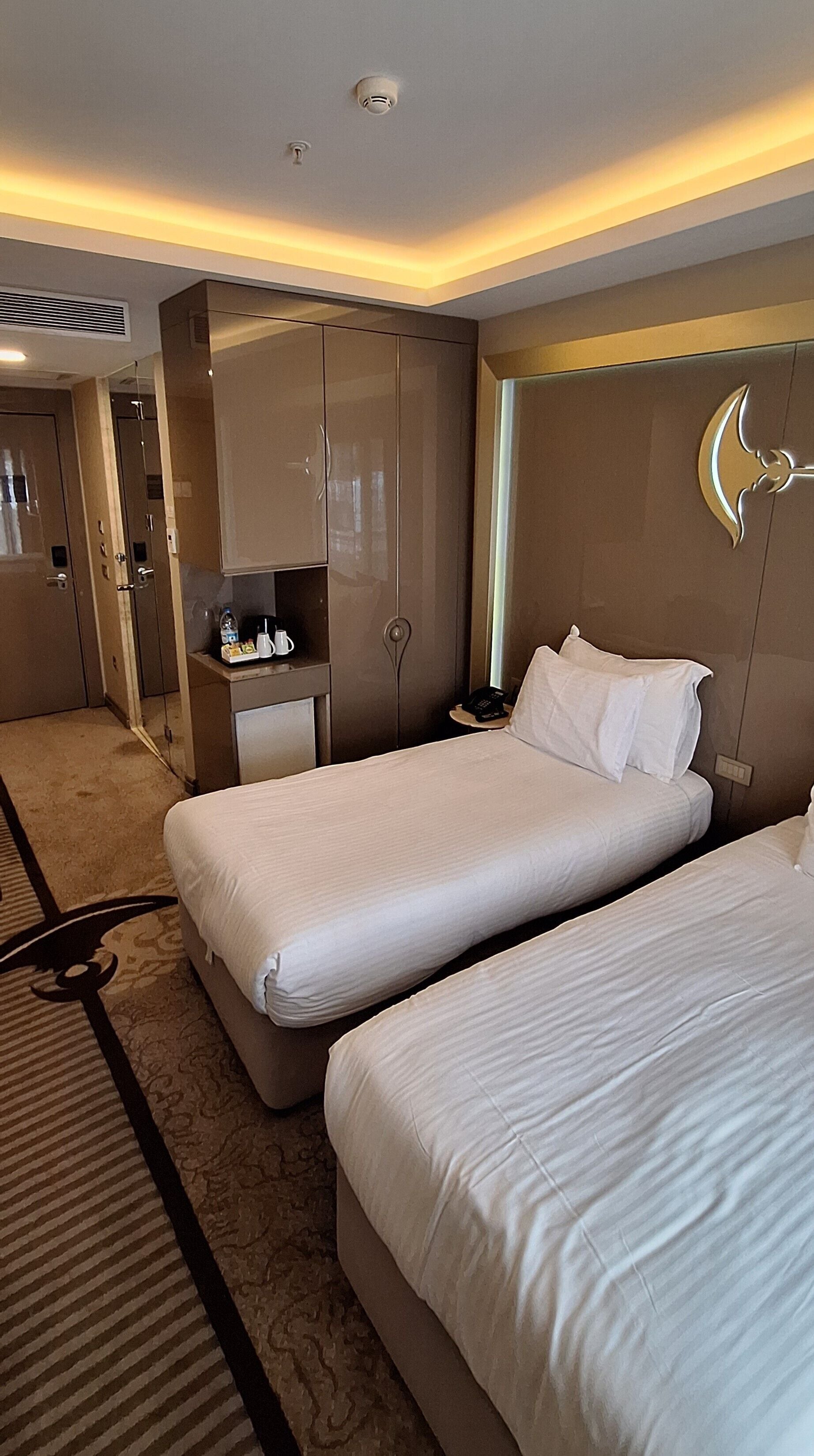 Standardværelse med dobbeltseng eller 2 enkeltsenge | Premium-sengetøj, minibar, pengeskab på værelset, skrivebord