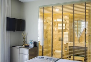 Deluxe Double Room, Terrace, Corner | Premium bedding, minibar, in-room safe, desk - Peyk Hotel (Istanbul)