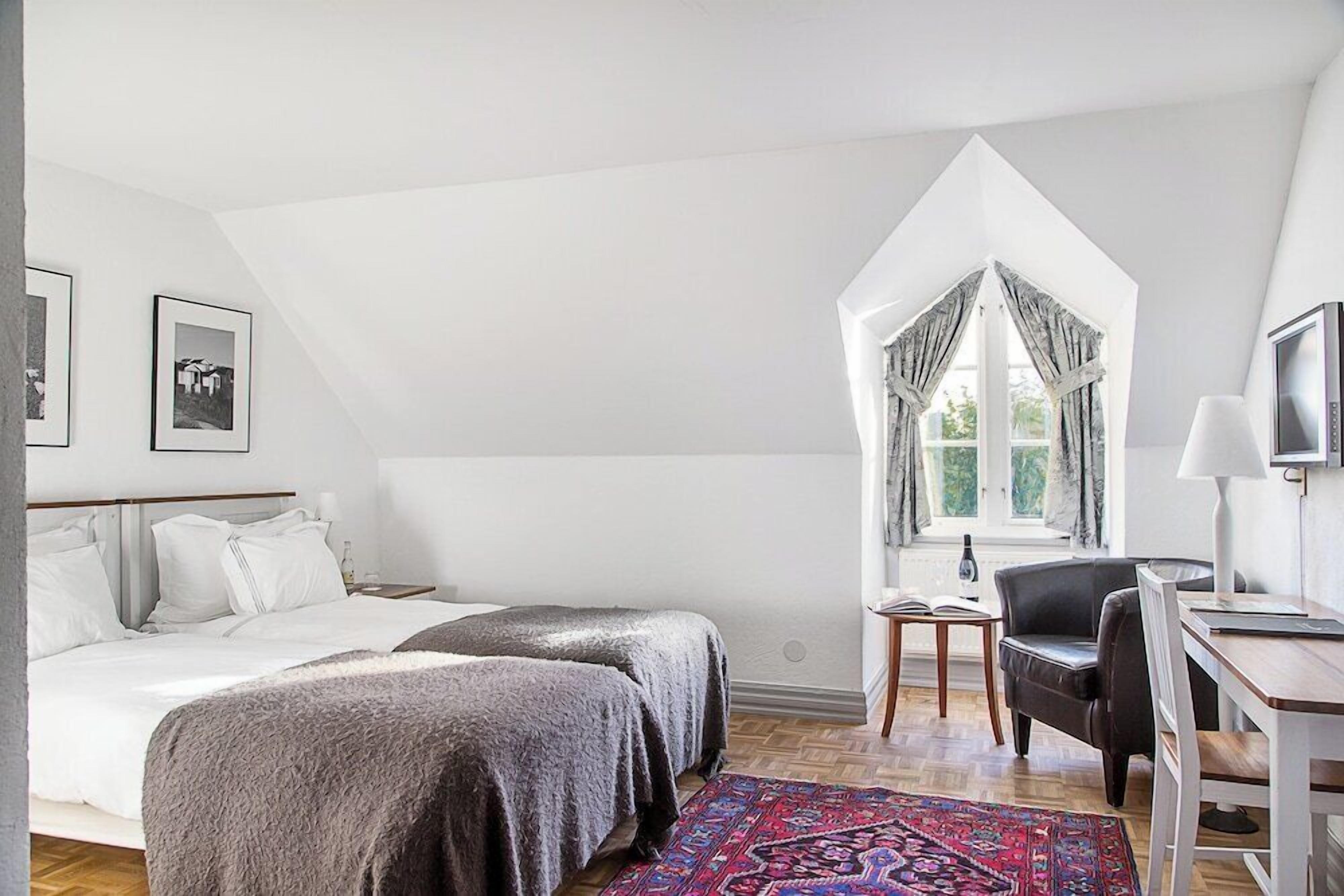 In-room safe, desk, iron/ironing board, free WiFi
