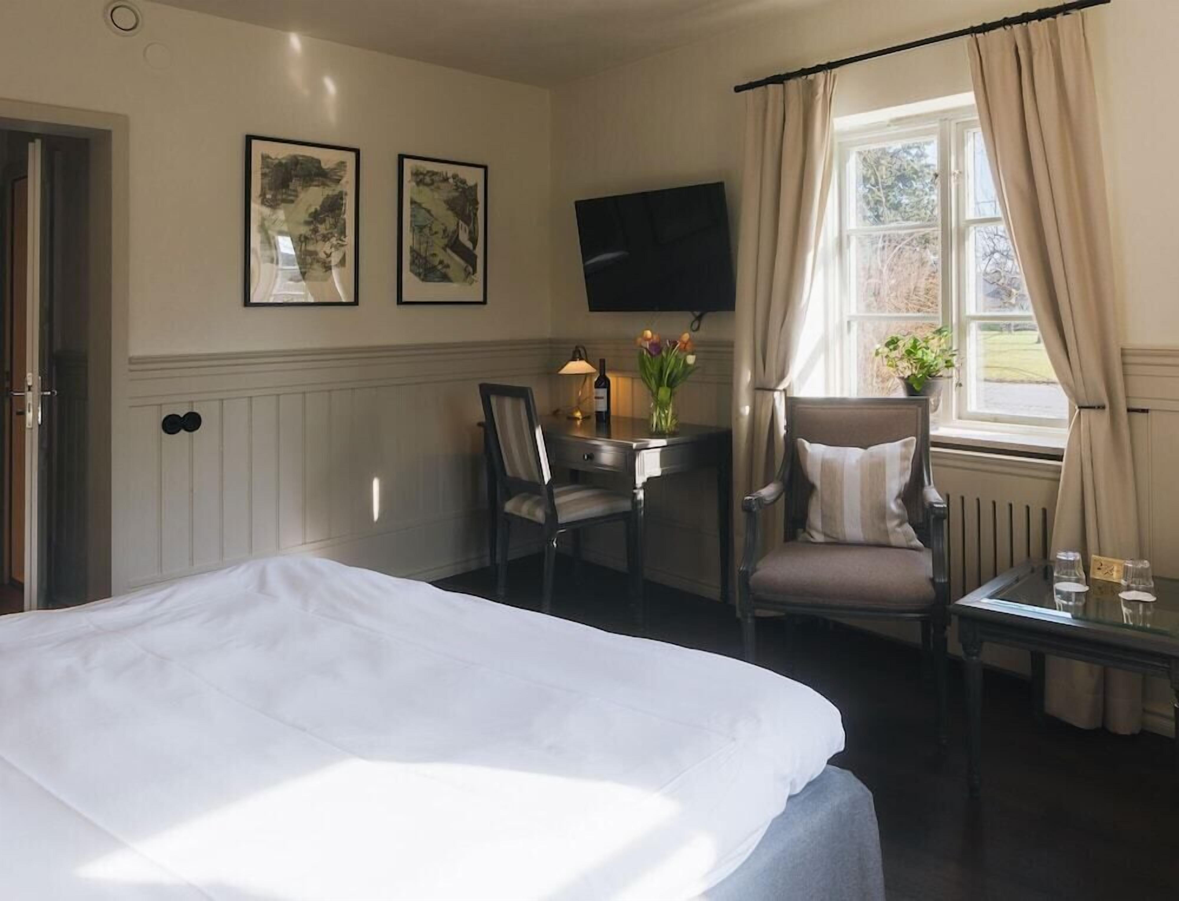 In-room safe, desk, iron/ironing board, free WiFi
