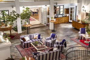 Coin salon dans le hall